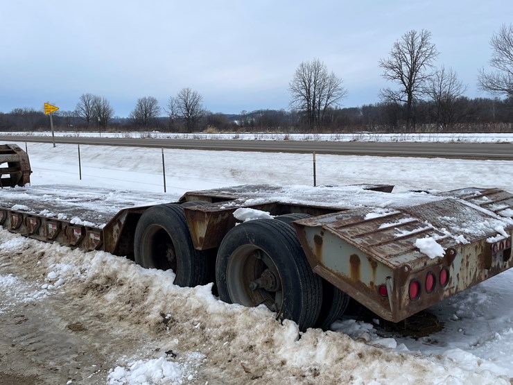 #1012-•-32'-lowboy-semi-trailer-(no-title,-for-parts)-image-3