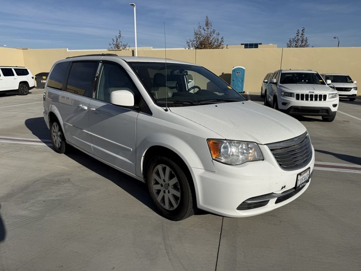 2015-chrysler-town-&-country-image-2