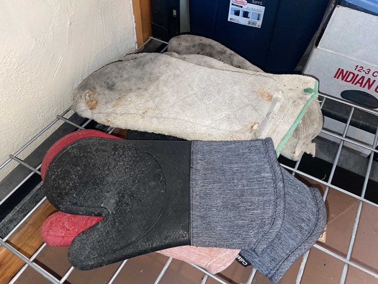 #6349-•-shelf-contents-image-18