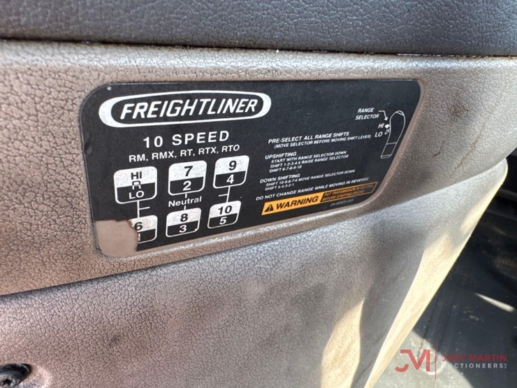 2012-freightliner-cascadia-day-cab-truck-tractor-image-16