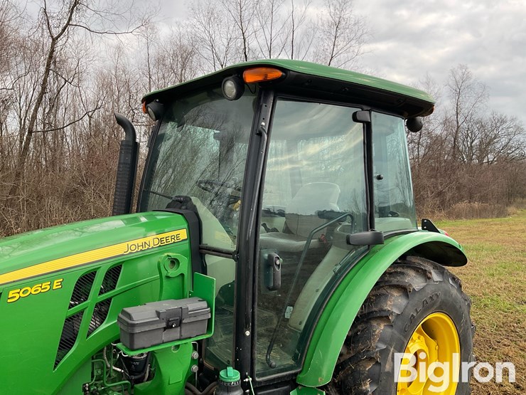 2022-john-deere-5065e-image-9