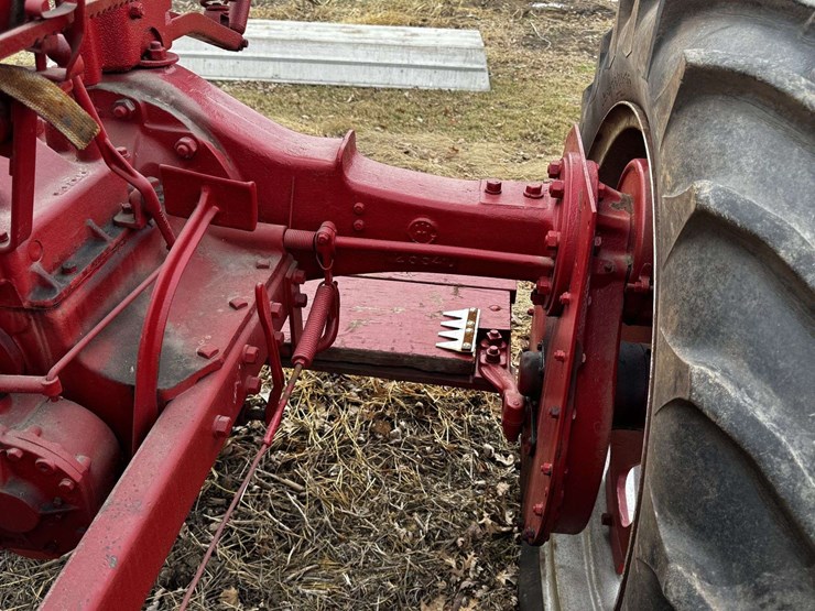 farmall-f-20-narrow-front-on-rubber-image-59
