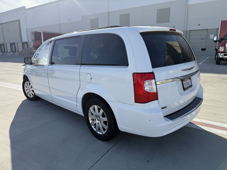 2015-chrysler-town-&-country-image-4