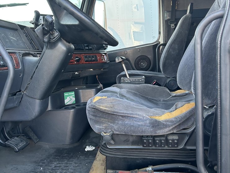 1999-volvo-vnl64t770-image-14