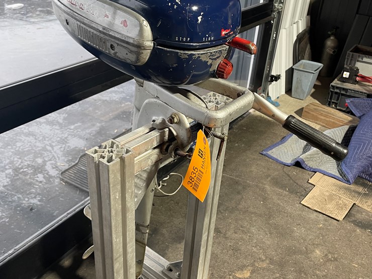 #3835-•-hiawatha-vintage-outboard-boat-motor-image-2