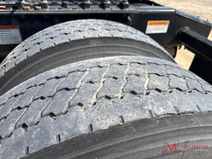 2012-freightliner-cascadia-day-cab-truck-tractor-image-5