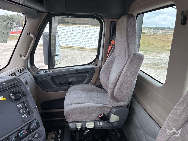 2014-freightliner-cascadia-125-image-29