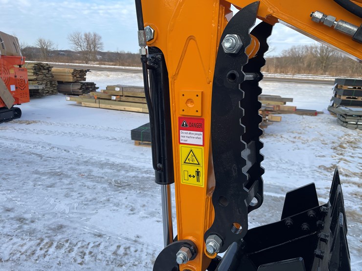 #204-•-miva-va13-mini-excavator-image-31