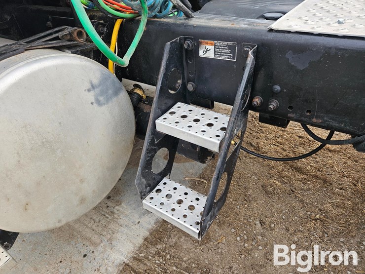 2005-freightliner-columbia-120-image-14