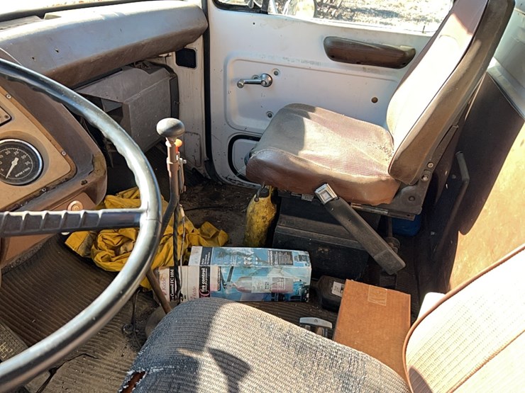 1982-ford-8000-image-51