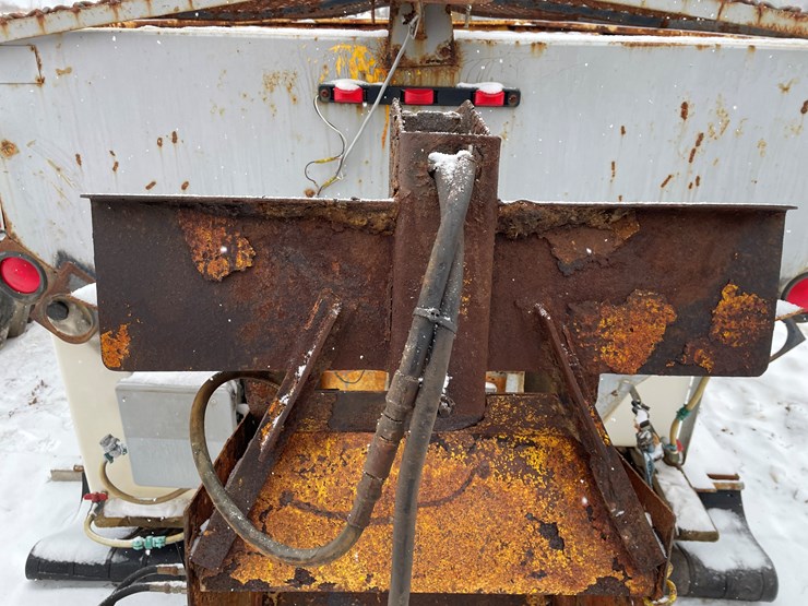 #3773-•-truck-mounted-salter/sander-with-brine-tanks-image-12