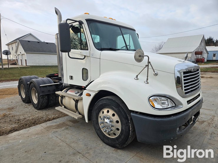 2005-freightliner-columbia-120-image-3