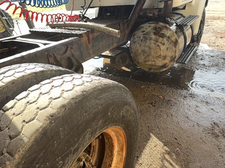 1989--intl-tractor-trailer,-477,369-miles,-diesel-l10-cummings-engine,-title-in-hand;-located-at-7241-roxbury-rd,-charles-city,-va,-please-call-804.837.9940-or-804.651.4404-with-questions-image-9