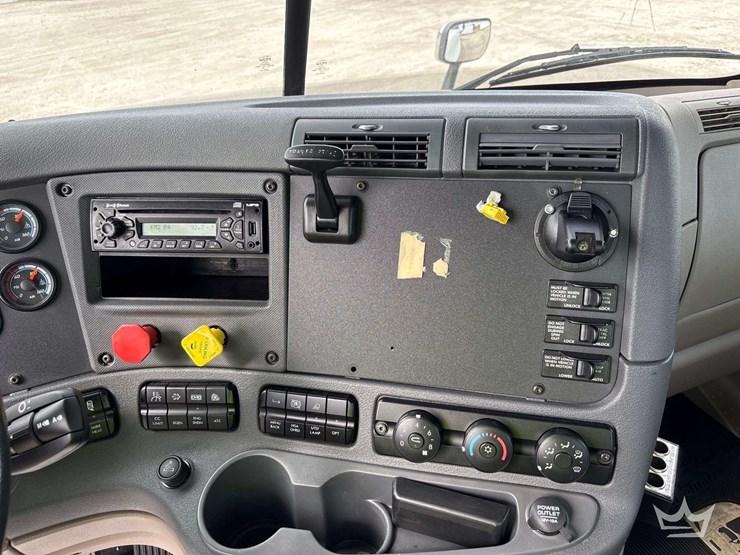 2014-freightliner-cascadia-125-image-25