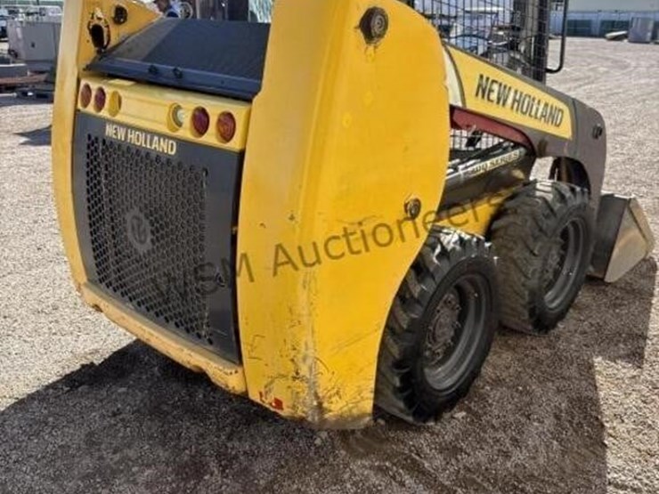 new-holland-l216-image-6