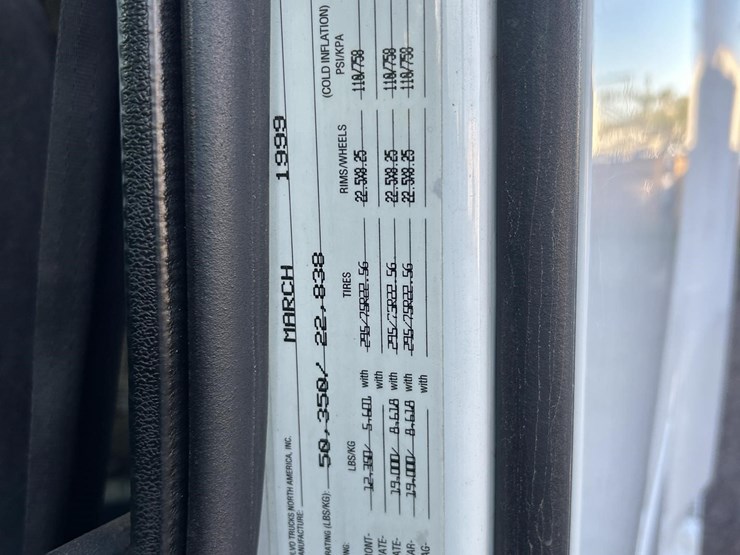 1999-volvo-vnl64t770-image-10