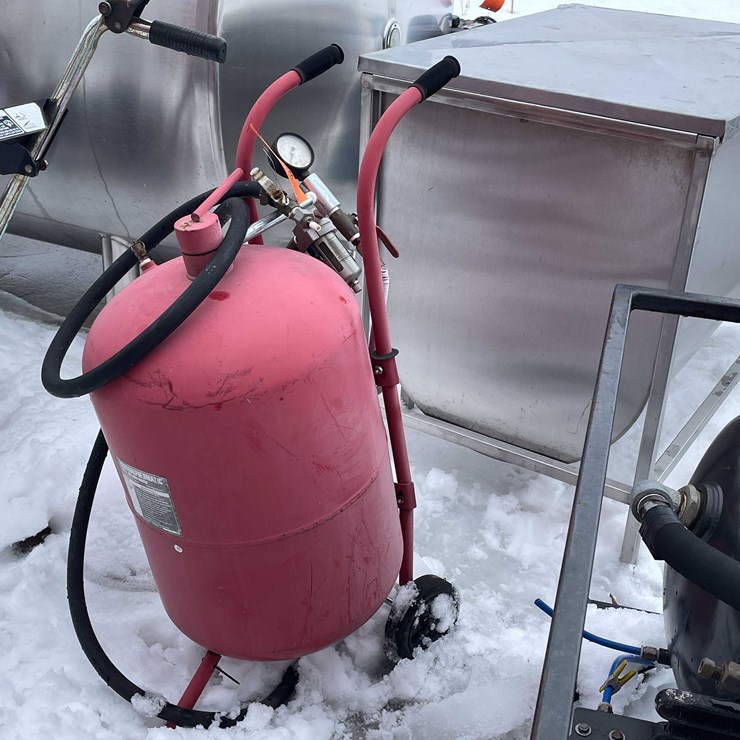 #3525 • 110 Lb. Sand Blaster