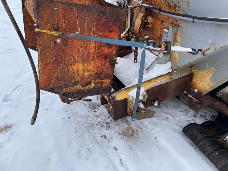 #3773-•-truck-mounted-salter/sander-with-brine-tanks-image-10