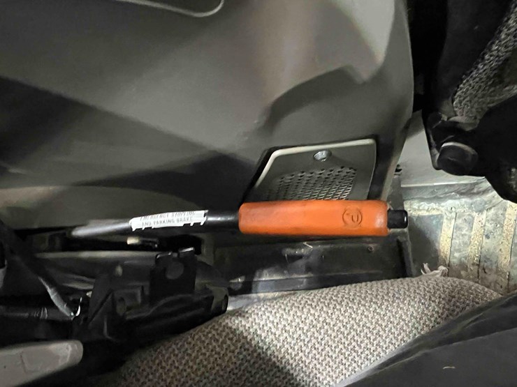 2014-case-farmall-115u-tractor-image-27