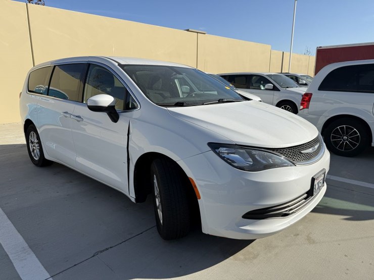 2019-chrysler-pacifica-image-2