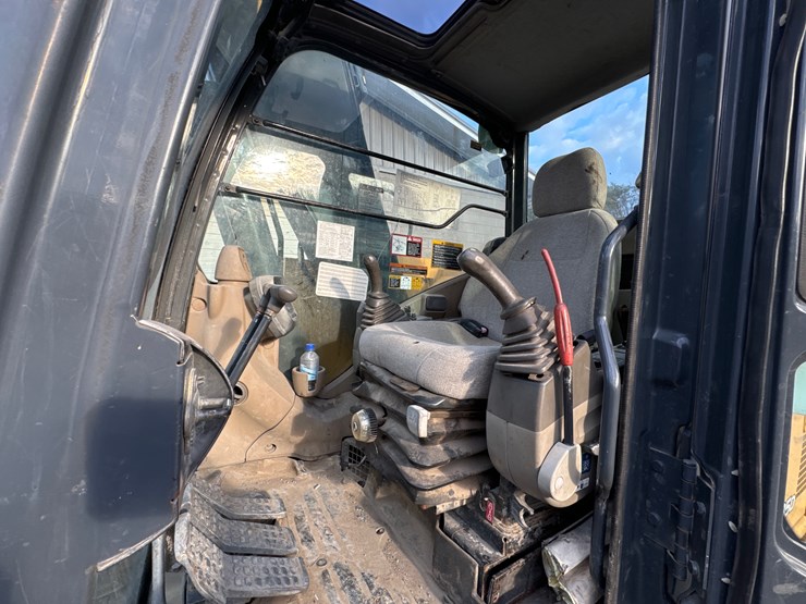 2012-deere-135d-image-10