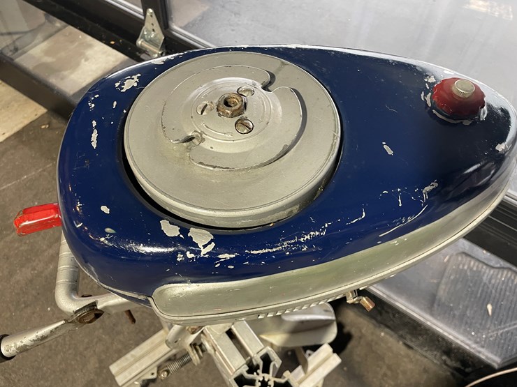 #3835-•-hiawatha-vintage-outboard-boat-motor-image-5