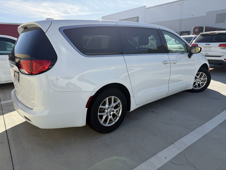 2019-chrysler-pacifica-image-3