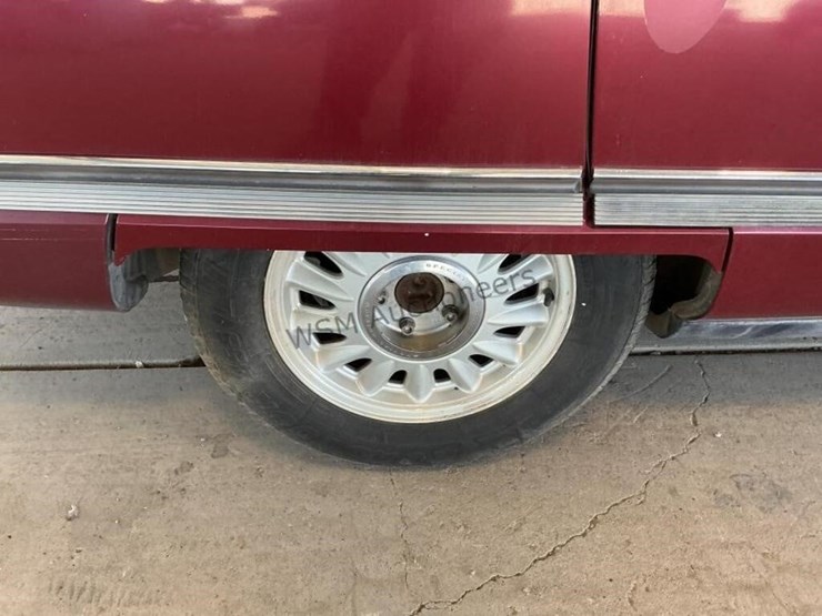 1994-cadillac-deville-concours-sdn-image-8