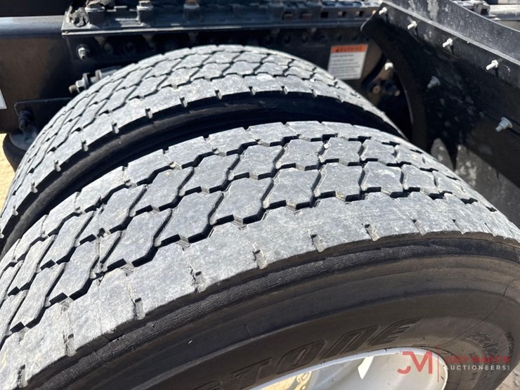 2012-freightliner-cascadia-day-cab-truck-tractor-image-8