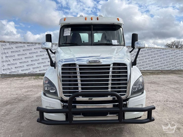 2014-freightliner-cascadia-125-image-38