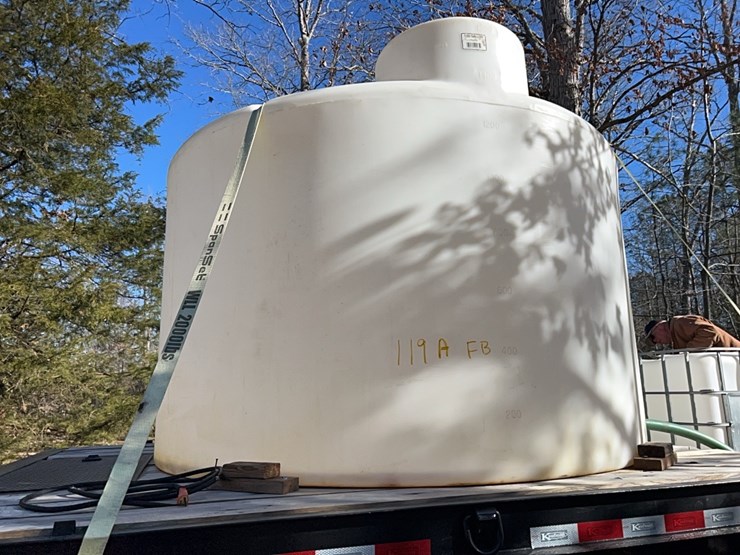 1550-gallon-poly-tank;-located-at-7241-roxbury-rd,-charles-city,-va,-please-call-804.837.9940-or-804.651.4404-with-questions-image-1