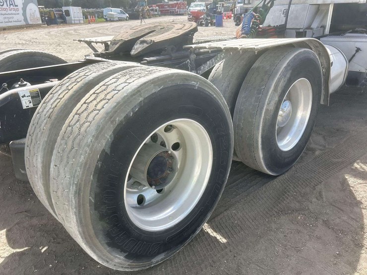 2016-peterbilt-579-image-30