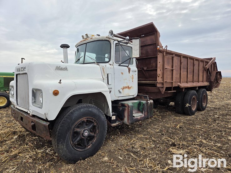 1971-mack-r685s-image-1