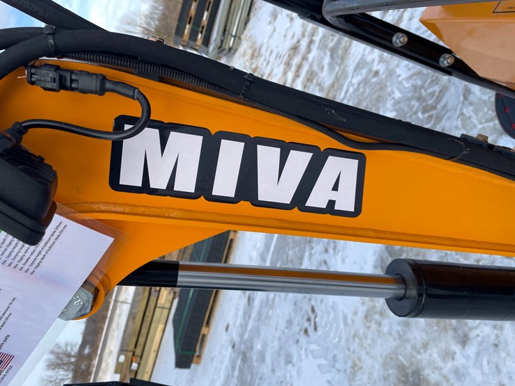 #204-•-miva-va13-mini-excavator-image-9