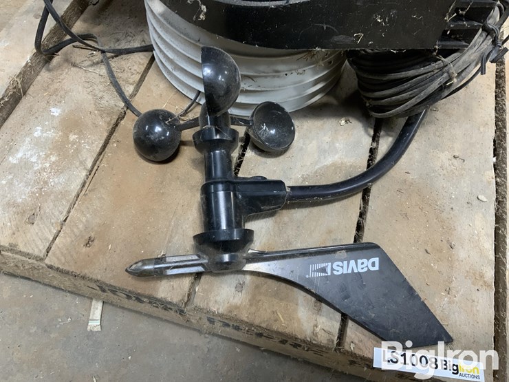 davis-vantage-pro-2-weather-station-&-soil-tools-image-14