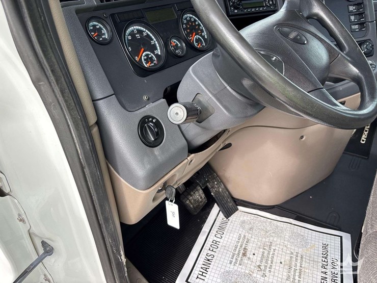 2014-freightliner-cascadia-125-image-22