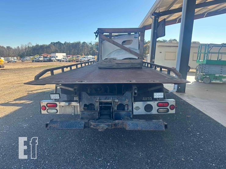 2008-peterbilt-335-image-4