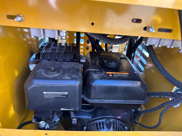 #1057-•-2005-ggma-mini-skid-steer-loader-image-6