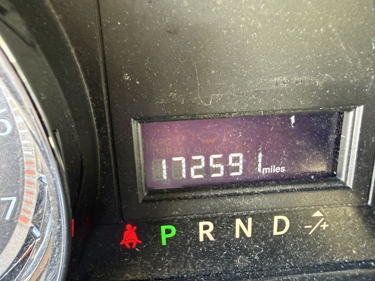 2015-chrysler-town-&-country-image-5