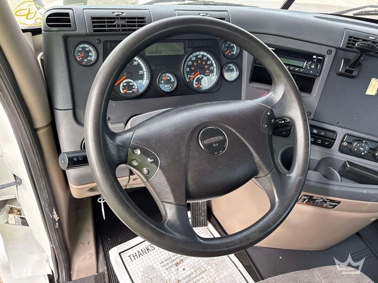 2014-freightliner-cascadia-125-image-21