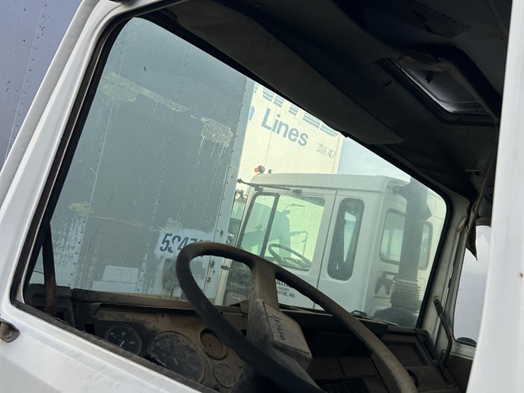 2015-volvo-f6-image-27