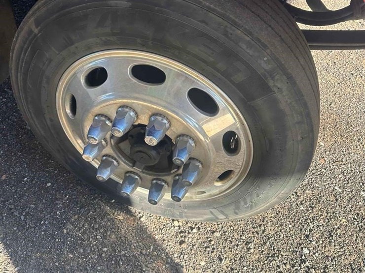 2008-peterbilt-335-image-11