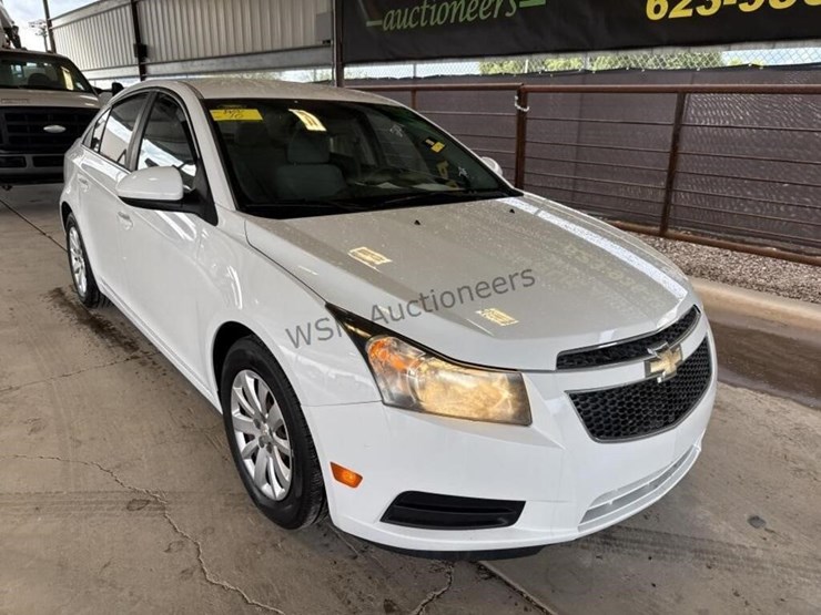 2011-chevrolet-cruze-lt-sdn-image-2