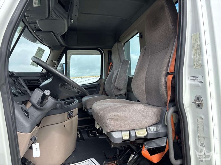 2014-freightliner-cascadia-125-image-20