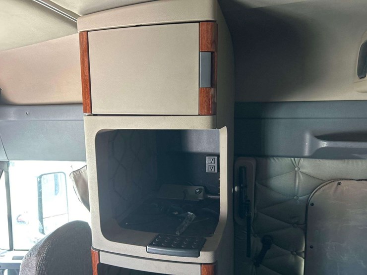 2017-freightliner-cascadia-125-image-33