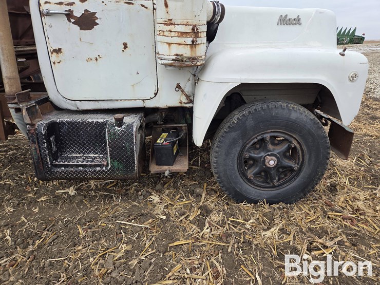 1971-mack-r685s-image-15