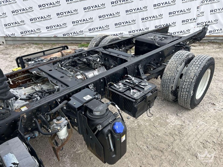 2018-isuzu-npr-image-19