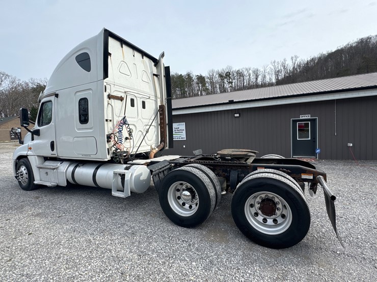 2012-freightliner-cascadia-125-image-2