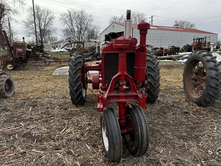 farmall-f-20-narrow-front-on-rubber-image-7