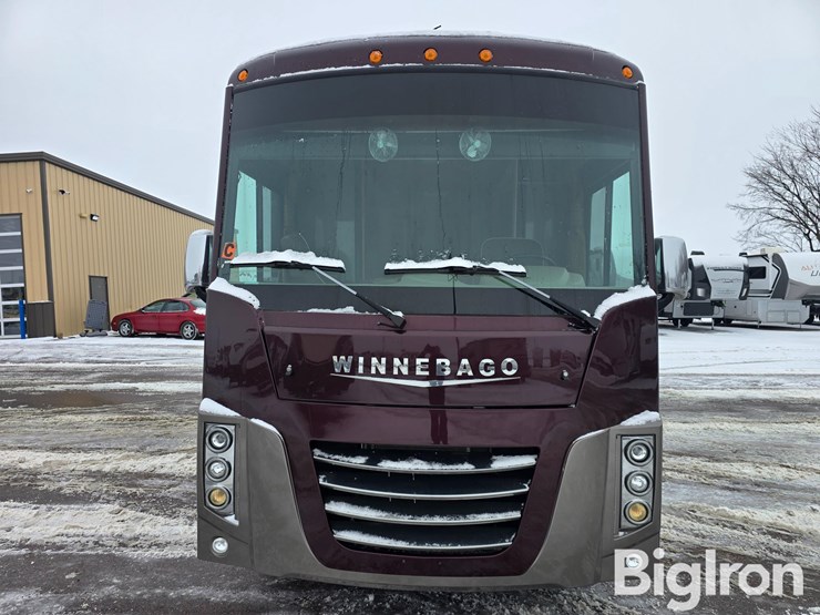 2017-winnebago-sunova-33c-class-a-motorhome-image-2